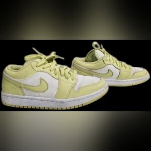 Nike Athletic Shoes in White and Light Green
